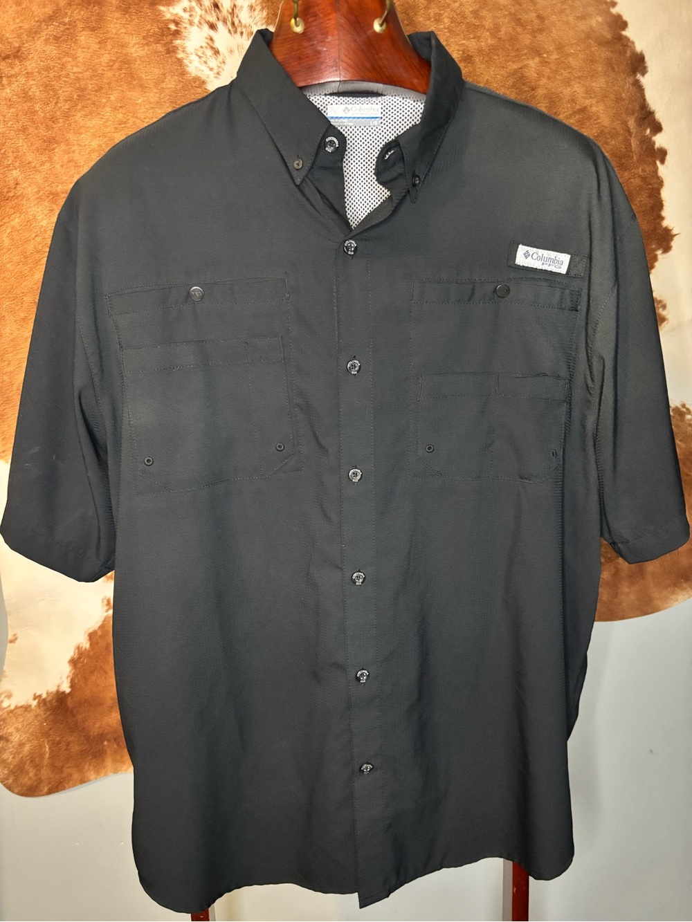Columbia Men's Short Sleeve Button-Down Shirt in Black